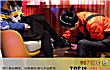 海底捞十大服务特色排行TOP1-排队擦皮鞋