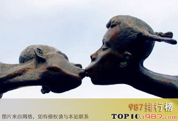 十大世界最有名的接吻雕塑之致恋人雕塑