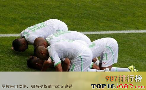 十大你不曾注意的感人事迹之阿尔及利亚球员跪地磕头庆祝进球